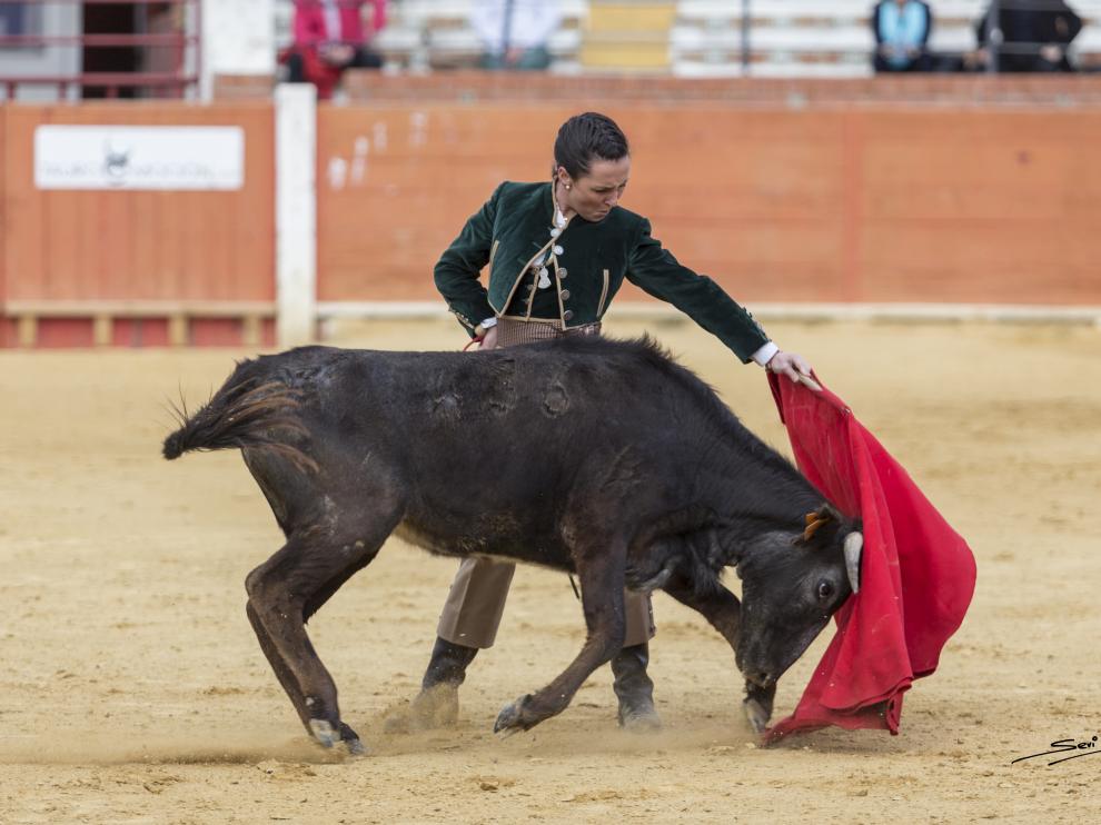 Marta Borao, toreando en un tentadero benéfico.