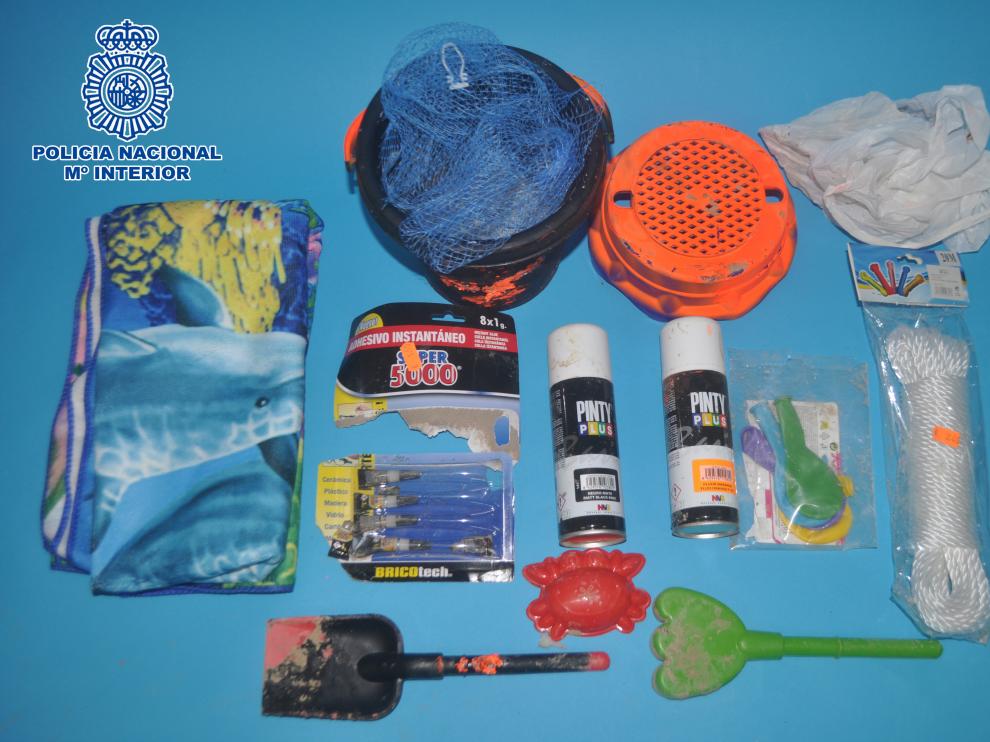 Materiales encontrados en una bolsa de plástico junto a la ermita de Salas
