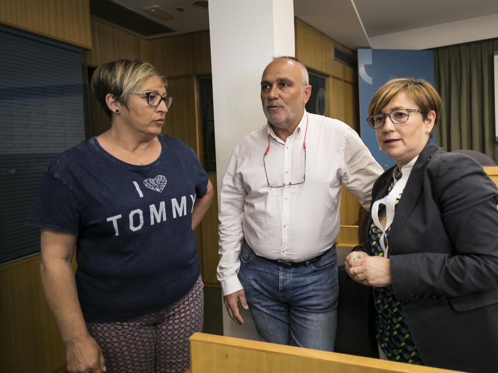 María Ángeles Galán (UGT), Evangelino Navarro (CSIF) y Delia Lizana (CC.OO).