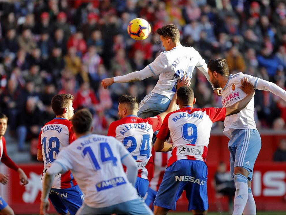 Momento en el que Álex Muñoz anota el 1-1 para el Real Zaragoza en El Molinón en el duelo de la primera vuelta. Después, Guti anotaría el 1-2 vencedor.