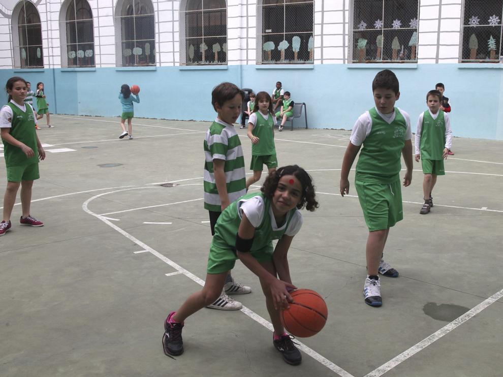Foto de archivo de escolares jugando en el pequeño recreo del colegio El Parque.