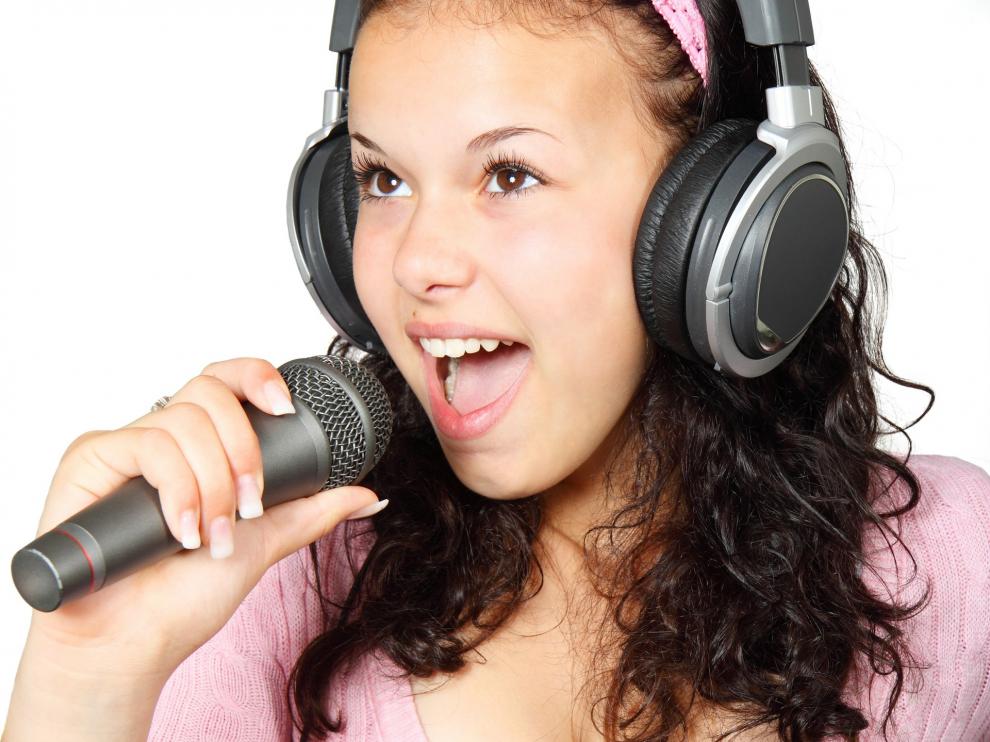 Entre los factores de riesgo que afectan a la salud vocal están el tabaco, el humo, el alcohol, o el carraspeo.