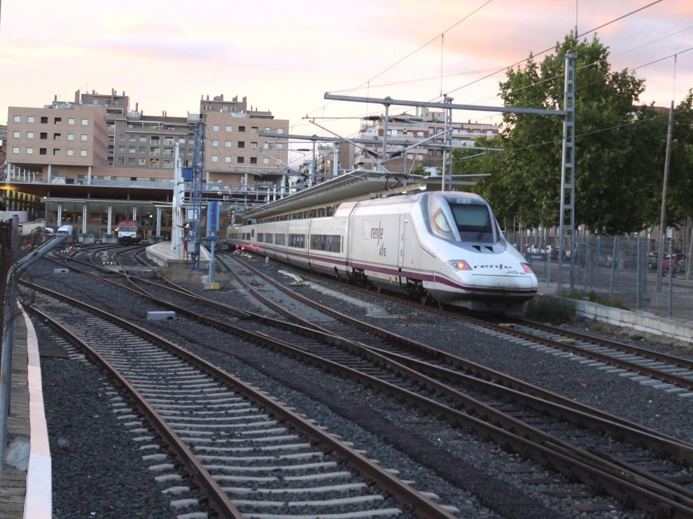 Un AVE Madrid-Huesca, en uno de los andenes de la estación de la capital oscense