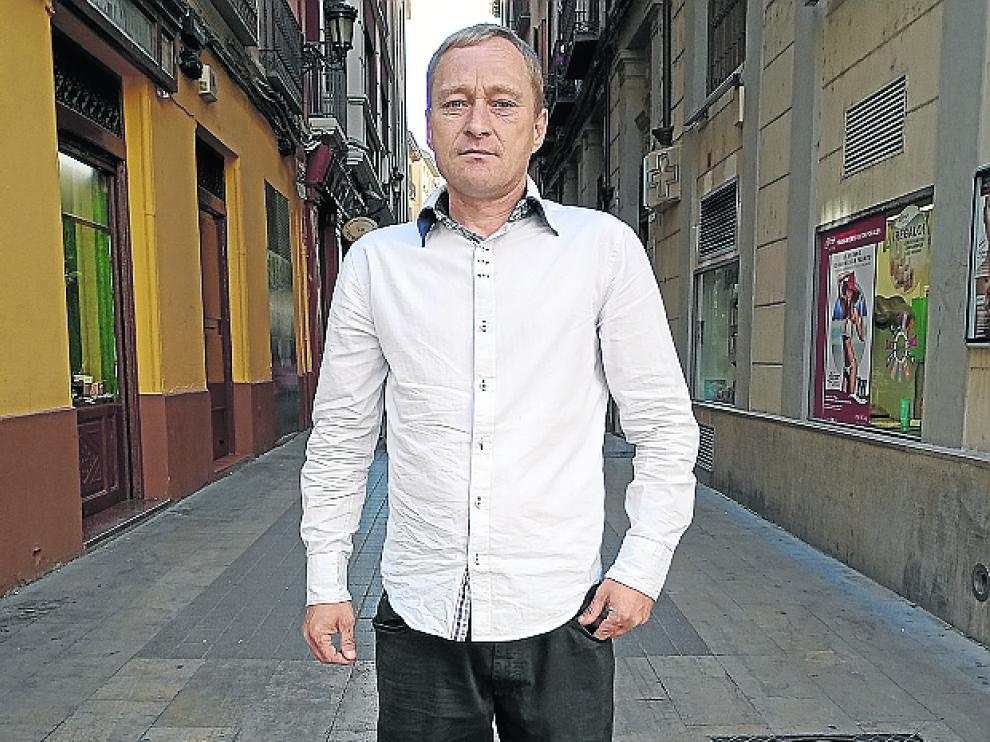 En el ángulo oscuro, veíase a Ioan Gabriel. Monedas (pocas...) en su cesto junto a un hombre sentado. Como ven, ha decidido levantarse.