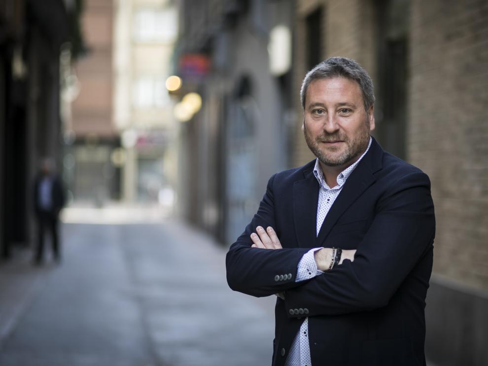 El candidato de CHA a la Presidencia de la DGA, José Luis, en la calle de Hermanos Argensola, muy cerca de la sede del partido.