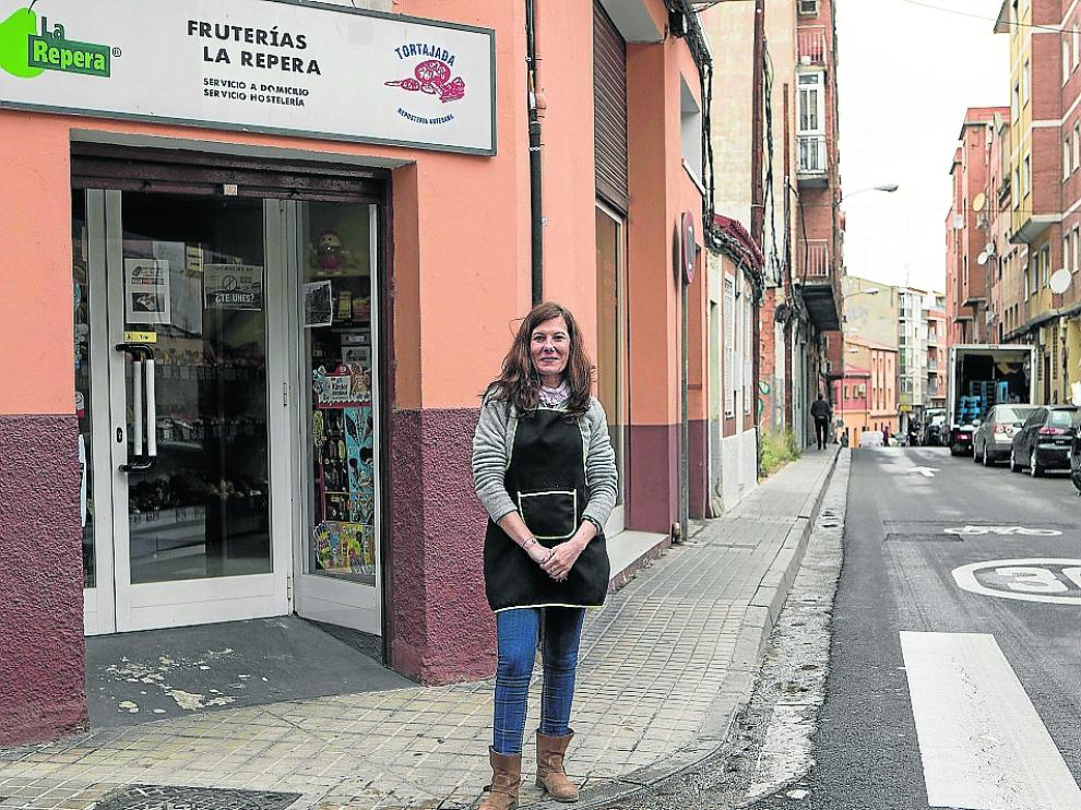 Victoria Val regenta una frutería en la calle de Granada, donde se cambiará la dirección para reducir el tráfico. Apoya las nuevas zonas verdes pero está "preocupada" por la falta de estacionamiento.
