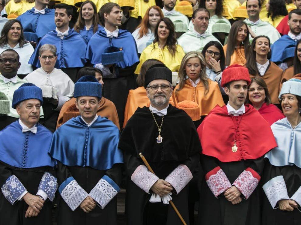 Los nuevos doctores, en la escalinata del Paraninfo junto con el rector de la Universidad y el equipo rectoral.
