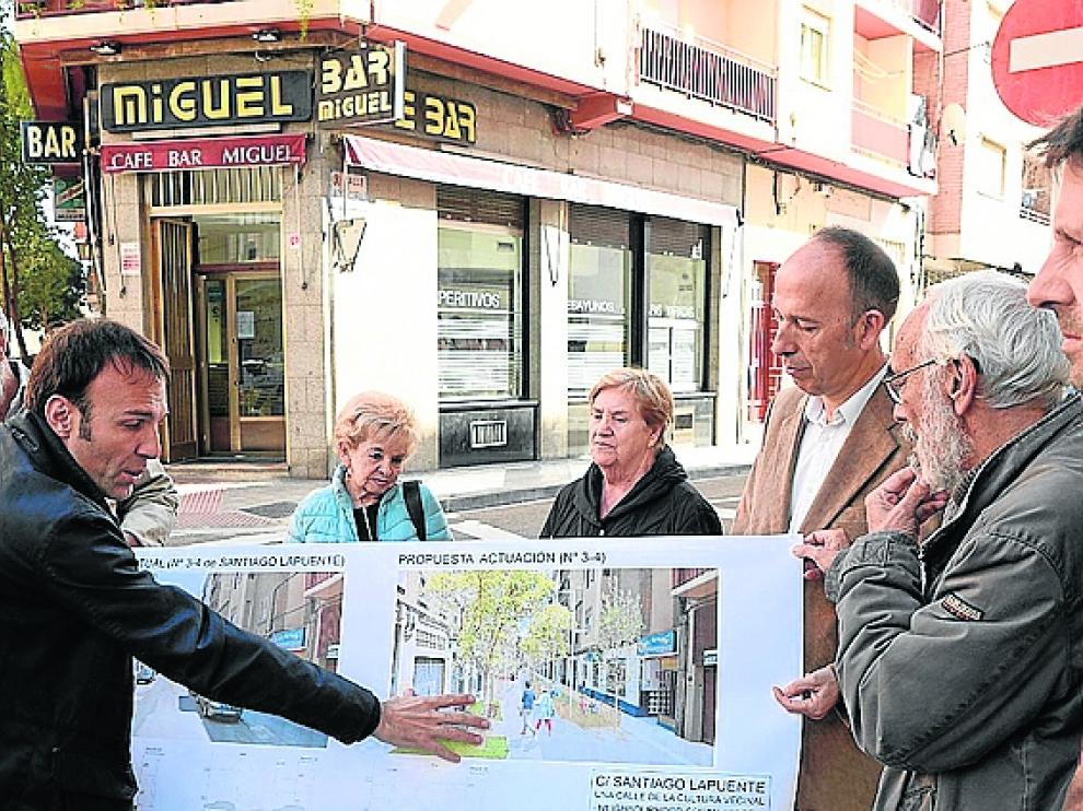 Muñoz y Asensio mostrando las supermanzanas.