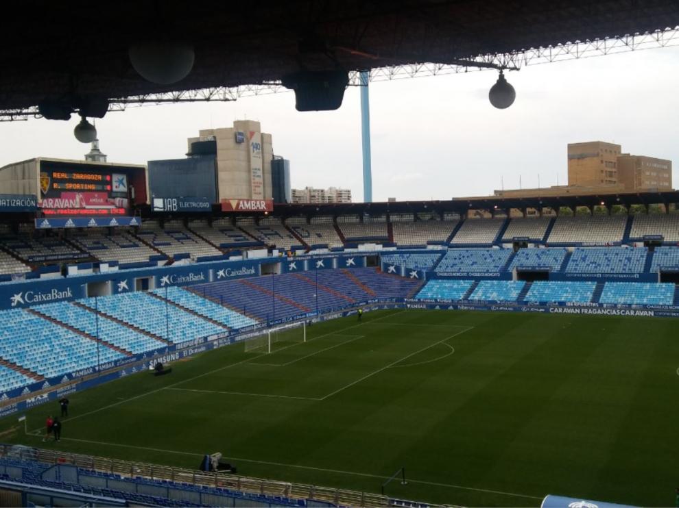 La Romareda, hora y tres cuartos antes del comienzo del partido de esta noche de viernes entre el Real Zaragoza y el Sporting de Gijón.