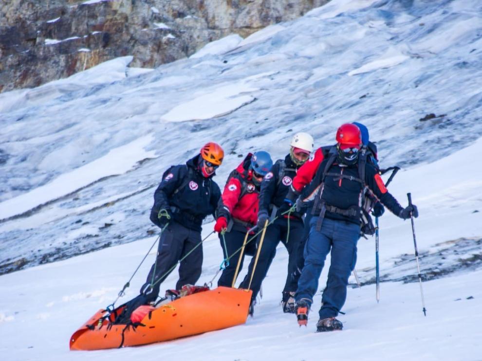 Un equipo de rescate traslada el cadáver tras recuperarlo de un glaciar.