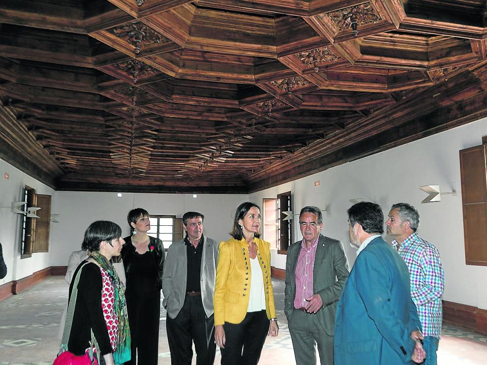 La ministra Reyes Maroto –en el centro–, junto al presidente de la DPZ y representantes políticos, en la biblioteca del siglo XVI.