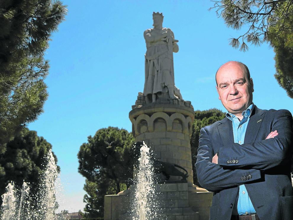 El candidato de Vox a la Presidencia de la DGA, Santiago Morón, eligió fotografiarse junto a la estatura del Batallador.