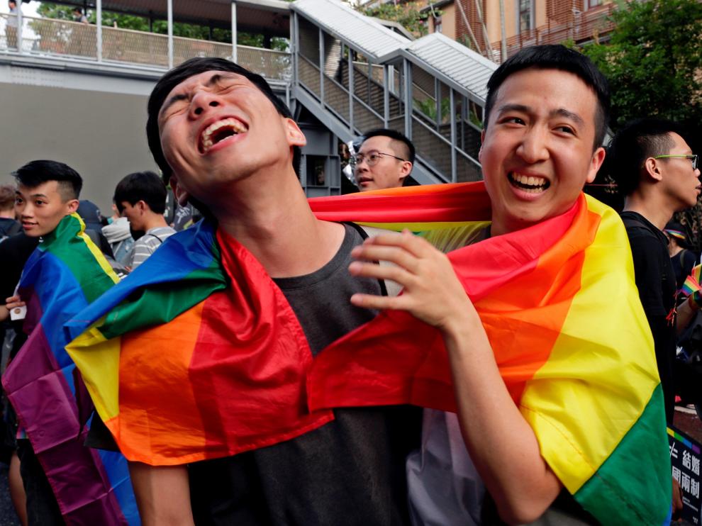 Simpatizantes del colectivo LGTBI celebran la legalización del matrimonio homosexual.
