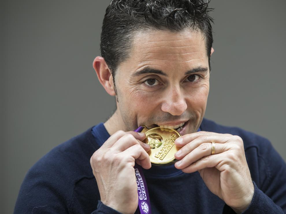 Víctor Lapeña muerde la medalla de campeón de la Eurocup.