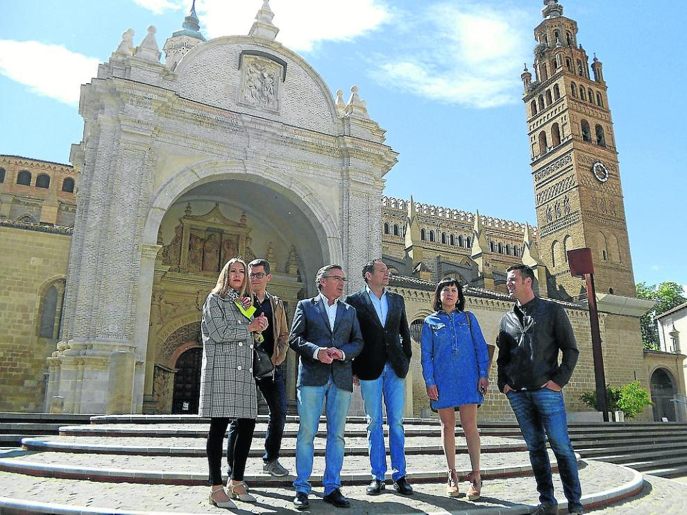 Beamonte, delante de la catedral de Tarazona, junto a miembros de la candidatura municipal.