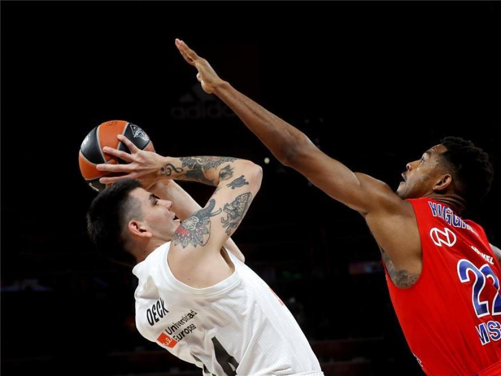 Madrid Gabriel Deck (i) lanza a canasta defendido por Cory Higgins, del CSKA de Moscú.