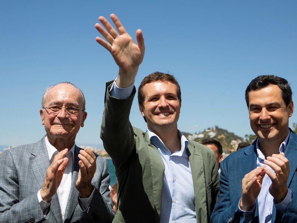 El alcalde de Málaga, Francisco de la Torre (i), el presidente nacional del Partido Popular (PP), Pablo Casado (c) y el presidente de la Junta de Andalucía, Juanma Moreno