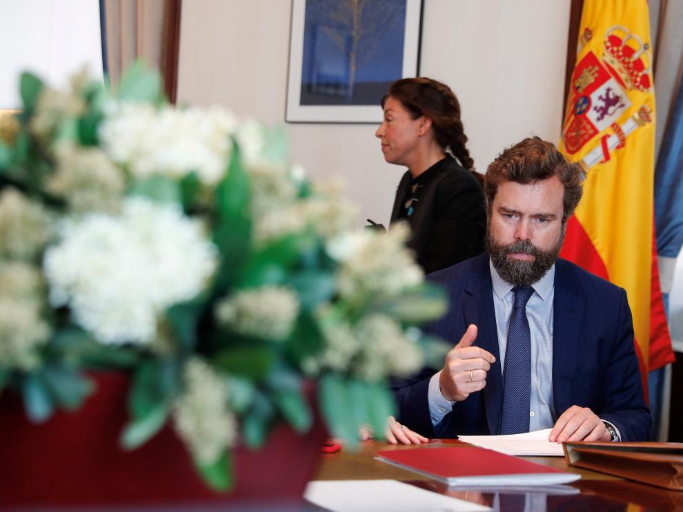El jefe de campaña de Vox para las elecciones municipales, autonómicas y europeas, Iván Espinosa de los Monteros, presenta sus credenciales de diputados electos, este jueves en el Congreso.