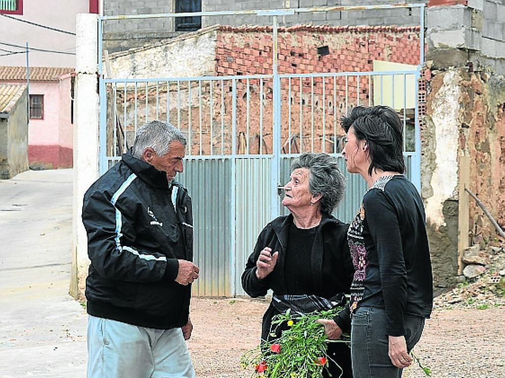 Elena Bandrés –derecha–, el sábado con dos vecinos.