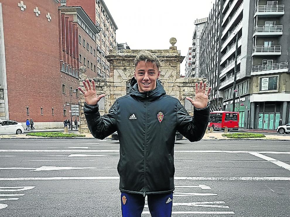 El joven portero, delante de la Puerta del Carmen.