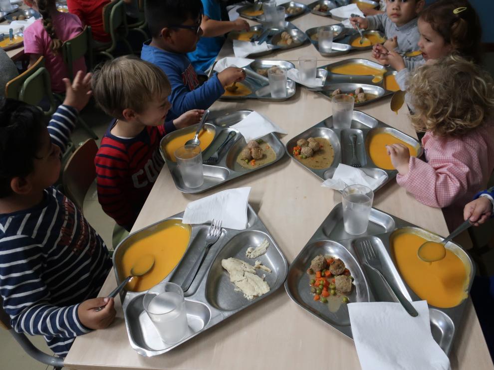 La plataforma por unos comedores de calidad invitó hace unos días a los políticos a compartir menú con los niños del colegio María Moliner.