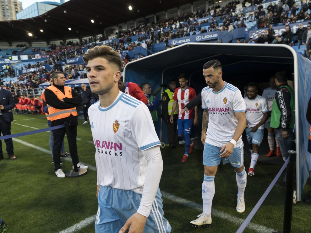 Raúl Guti, Álvaro Vázquez y James Igbekeme acceden al césped de La Romareda.