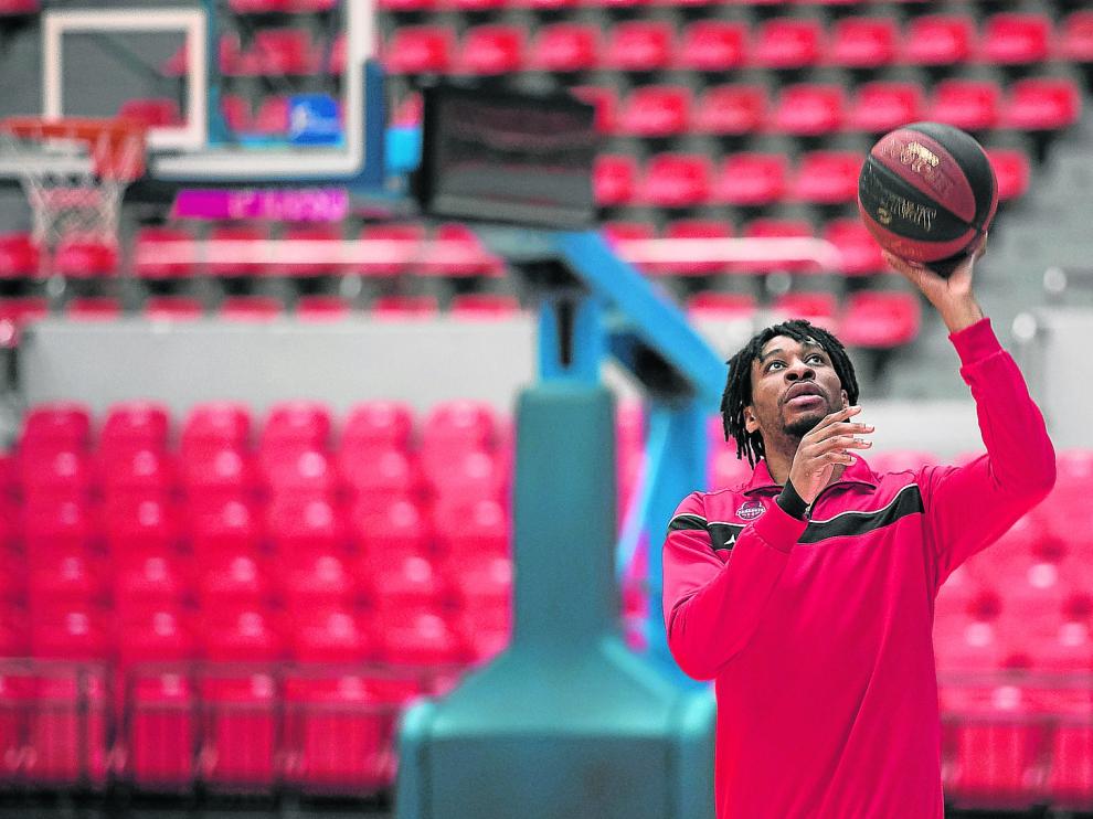 Stan Okoye, el jugador más determinante del Tecnyconta Zaragoza, durante un entrenamiento en el pabellón Príncipe Felipe