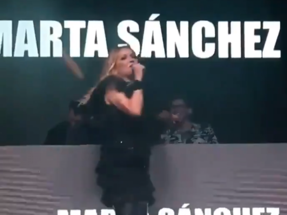 Un grupo de independentistas lanzó huevos a Marta Sánchez en un concierto en Badalona.
