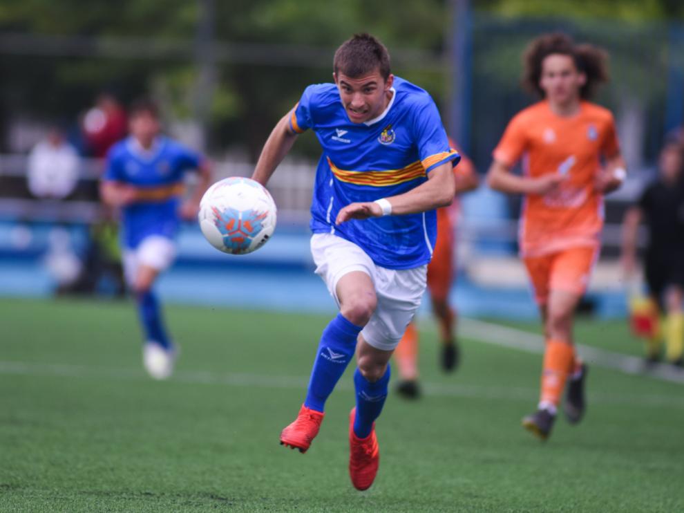 Un jugador de Aragón corre en la semifinal ante Valencia.