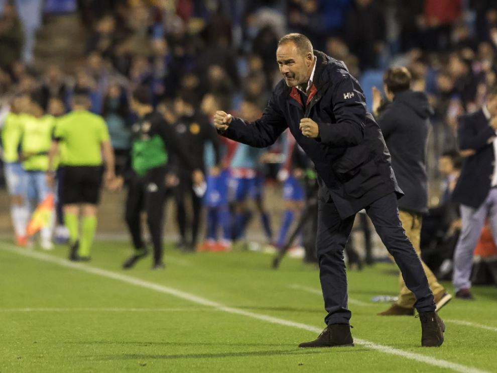 Víctor Fernández, con los puños apretados, celebra la consecución del 3-2 ante el Sporting de Gijón este viernes.