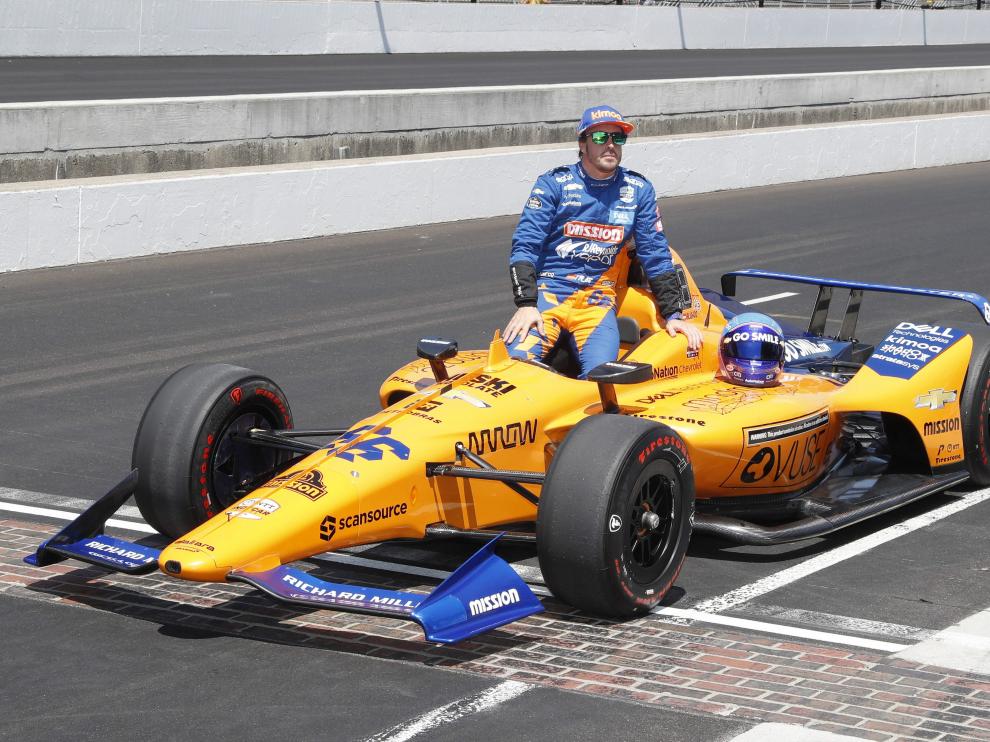 Fernando Alonso posa con su coche en el circuito de Indianápolis.