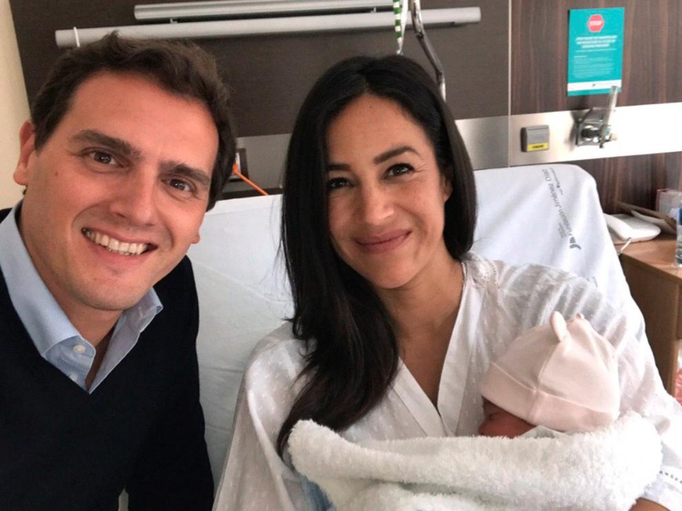 Imagen compartida por Albert Rivera junto a Begoña Villacís en el hospital.