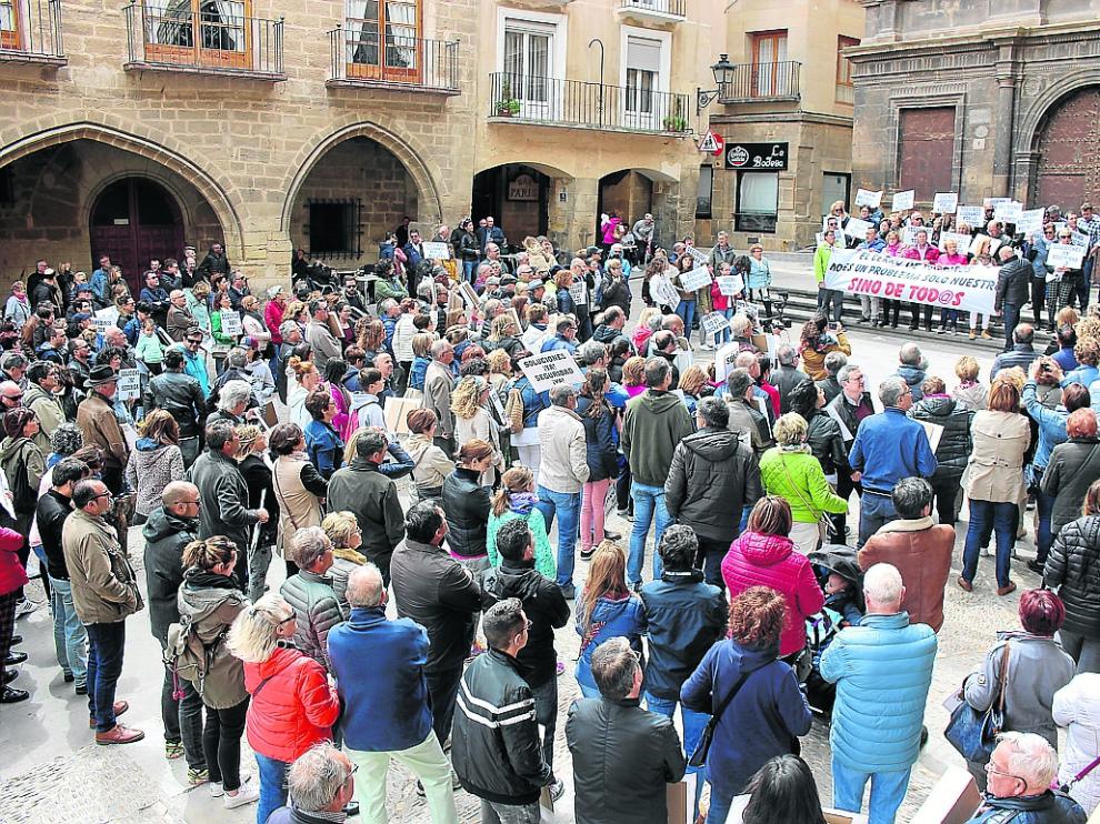 La manifestación terminó en la plaza de España, donde se leyeron dos manifiestos.