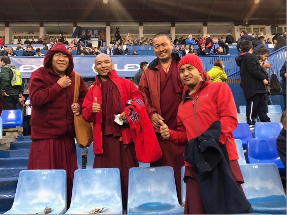 Los monjes budistas, el pasado viernes por la noche en La Romareda durante el partido Real Zaragoza-Sporting de Gijón.