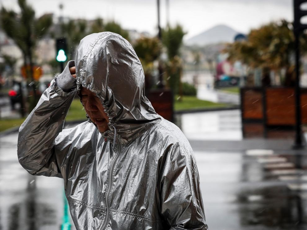 Una mujer camina bajo la lluvia este viernes en San Sebastián,