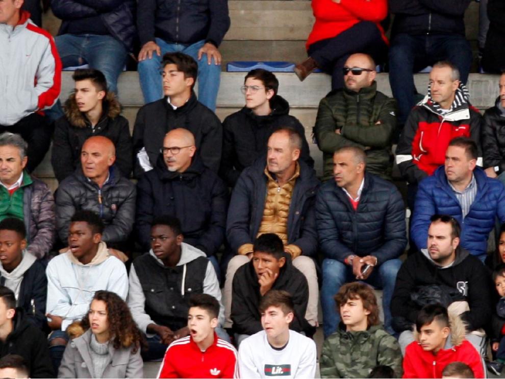 Víctor Fernández, en la tribuna principal del estadio Pedro Sancho de Zaragoza, junto al exzaragocista Chucho Solana (técnico ojeador del Real Madrid), durante el partido Aragón-Andalucía, final del Campeonato de España Cadete sub-16 en la matinal de este domingo.