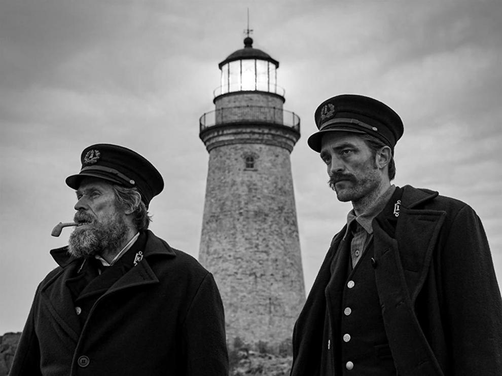 Willem Dafoe y Robert Pattinson en una escena de 'The lighthouse'.