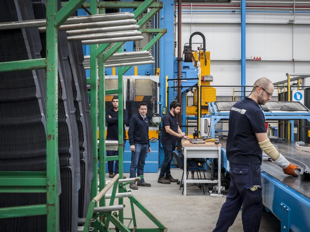 Operarios en las instalaciones de Gestamp en Pedrola