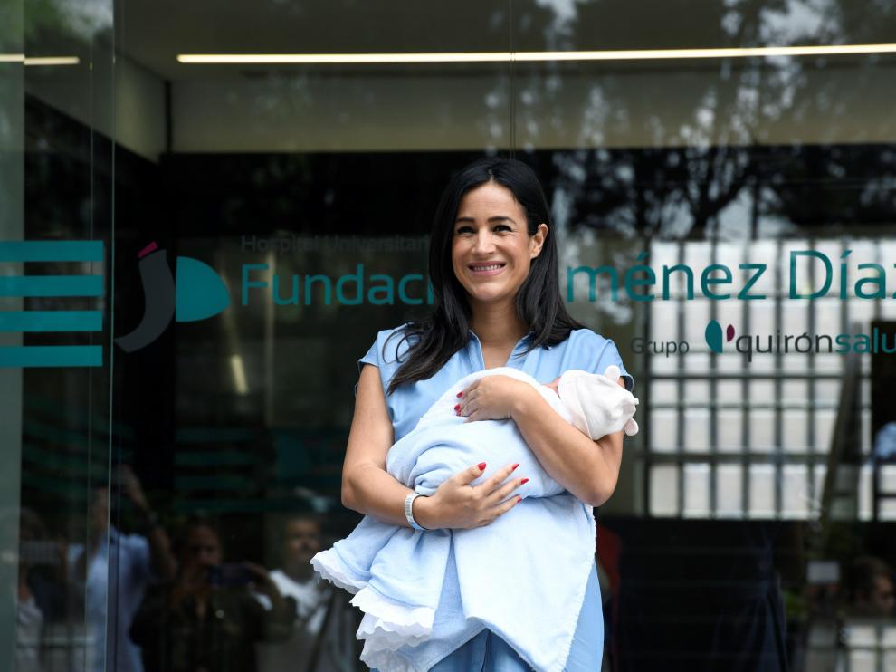 Begoña Villacís, con su niña, a las puertas del hospital donde hoy le han dado el alta.