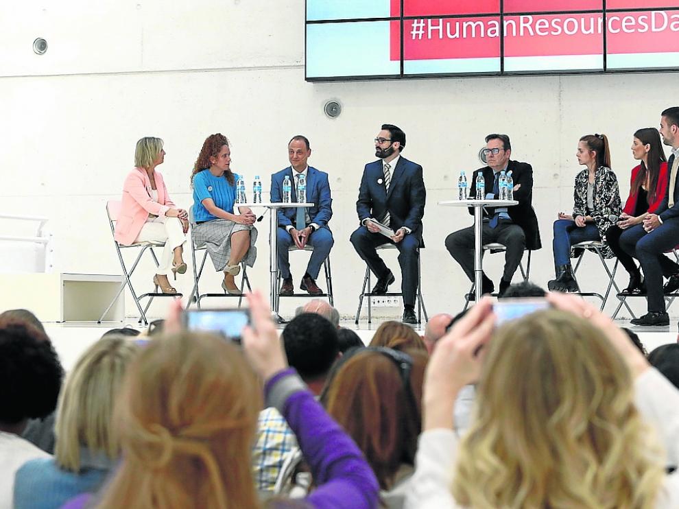 Teresa Fernández (Ibercaja), Tania Grande (Ayanet), Boris Giambanco (Integra), Miguel Egido (Aesdipe), José Ramón Til (Saica) y los alumnos Cristina Díez, Silvia Rodrigálvarez y Alejandro Coloma.