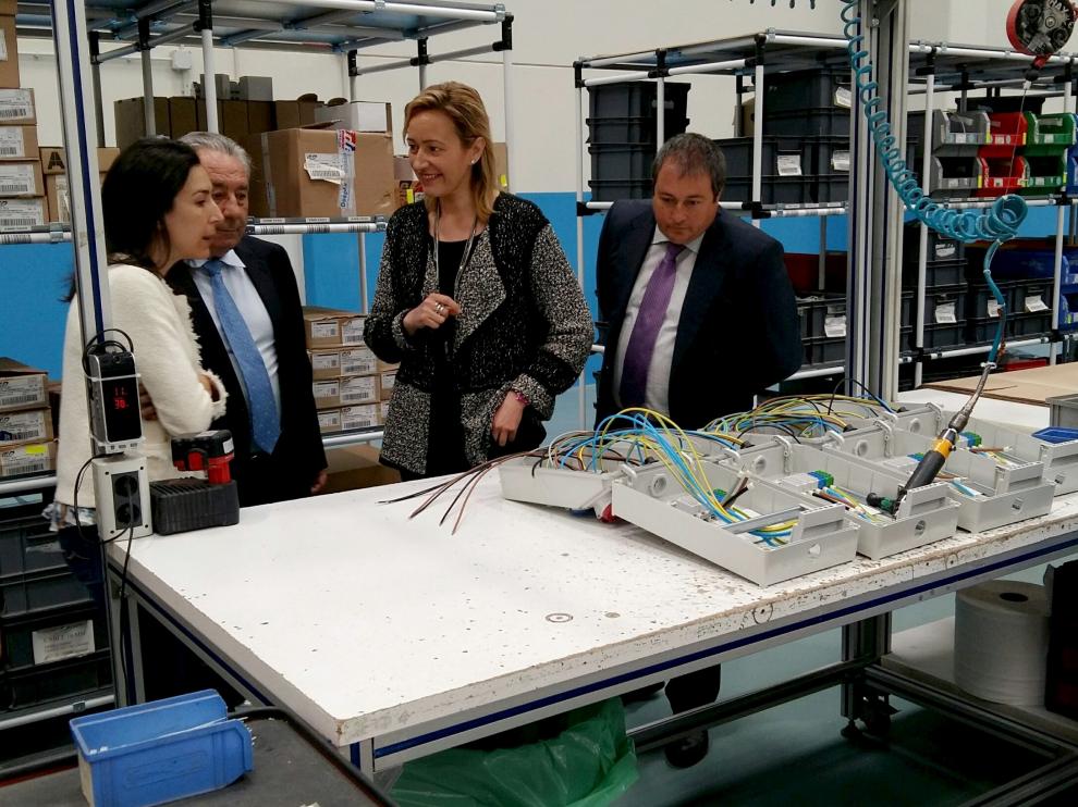 Imagen de archivo de la visita realizada en 2017 por la consejera Marta Gastón a la planta de IDE en Zuera. Junto a ella, Raquel Montañés y su padre Alfonso Montañés.