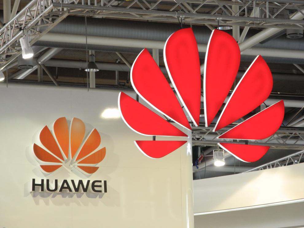 HAN08. Hanover (Germany), 06/03/2012.- (FILE) - A general view of logos at the Chinese IT company and service provider Huawei, at the CeBit trade fair in Hanover, 06 March 2012 (reissued 20 May 2019). According to media reports on 20 May 2019, the US based multinational technology company Google halted business with Huawei in the wake of the Trump administration adding the Chinese telecommunication company to a trade blacklist over national security concerns. Huawei will lose access to updates for the Android operating system. (Alemania) EFE/EPA/MAURITZ ANTIN Google suspends Huawei's access to Andriod updates