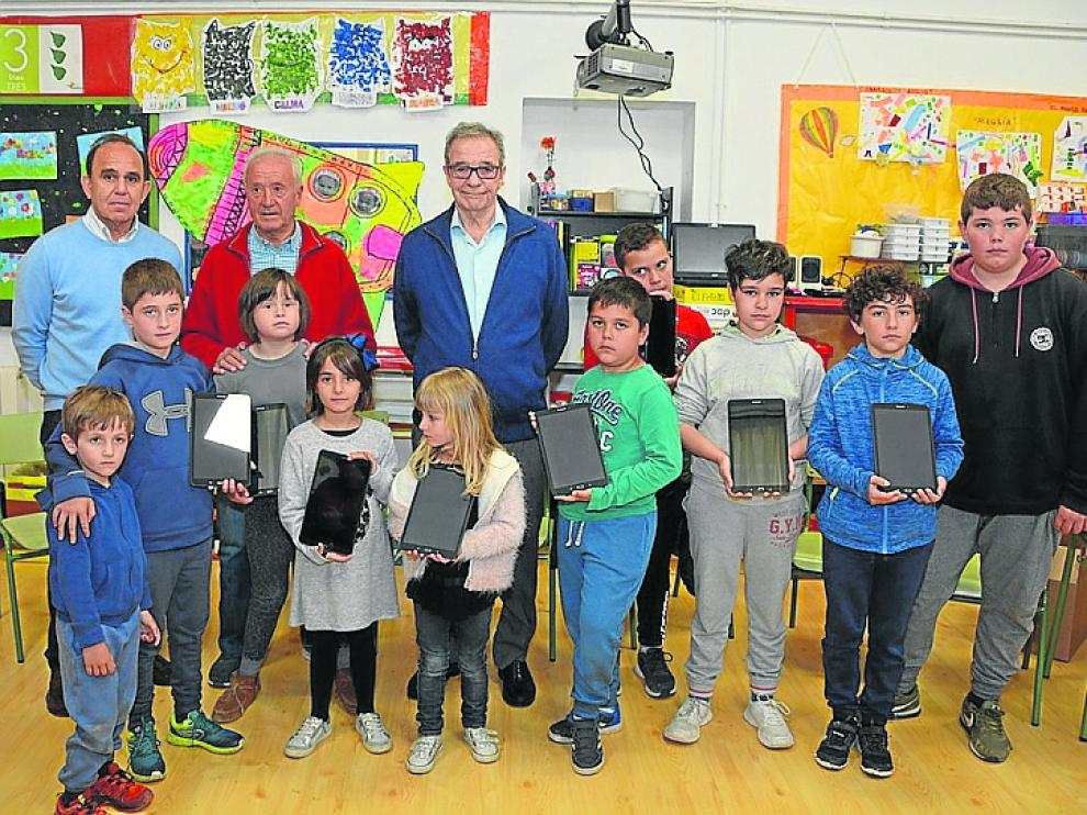 Alierta, en el centro, visitó a niños de Villanúa y Canfranc.
