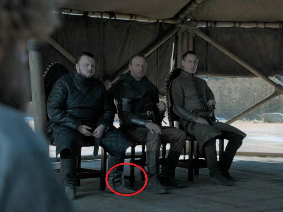 El botellín asoma a los pies de Samwell Tarly.