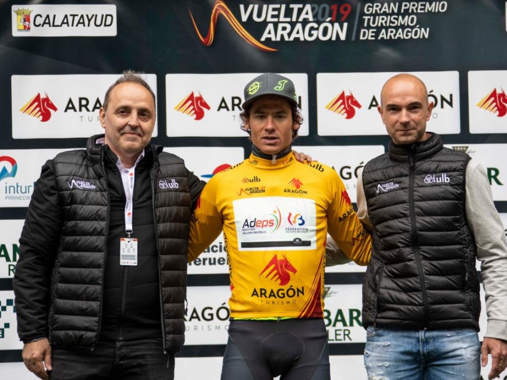 Justin Jules, en el centro, con el maillot de líder de la Vuelta Aragón.