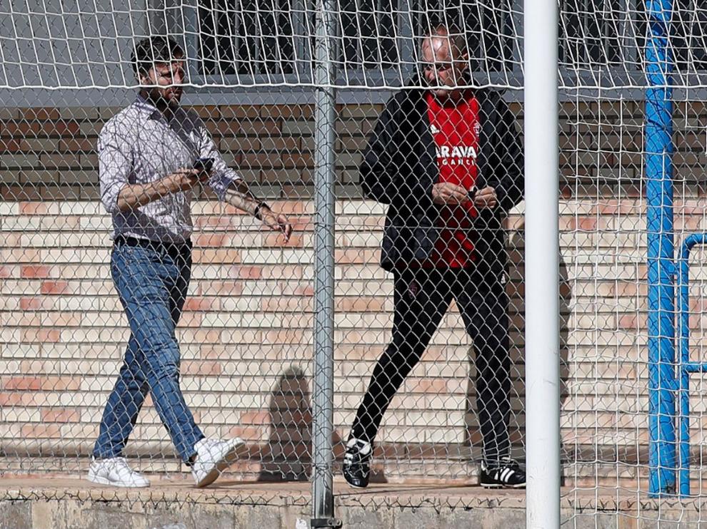 Lalo Arantegui y Víctor Fernández, juntos en el pasillo de vestuarios de la Ciudad Deportiva, nada más salir ambos del despacho del entrenador, donde charlaron a solas durante 15 minutos antes del ensayo de este lunes.