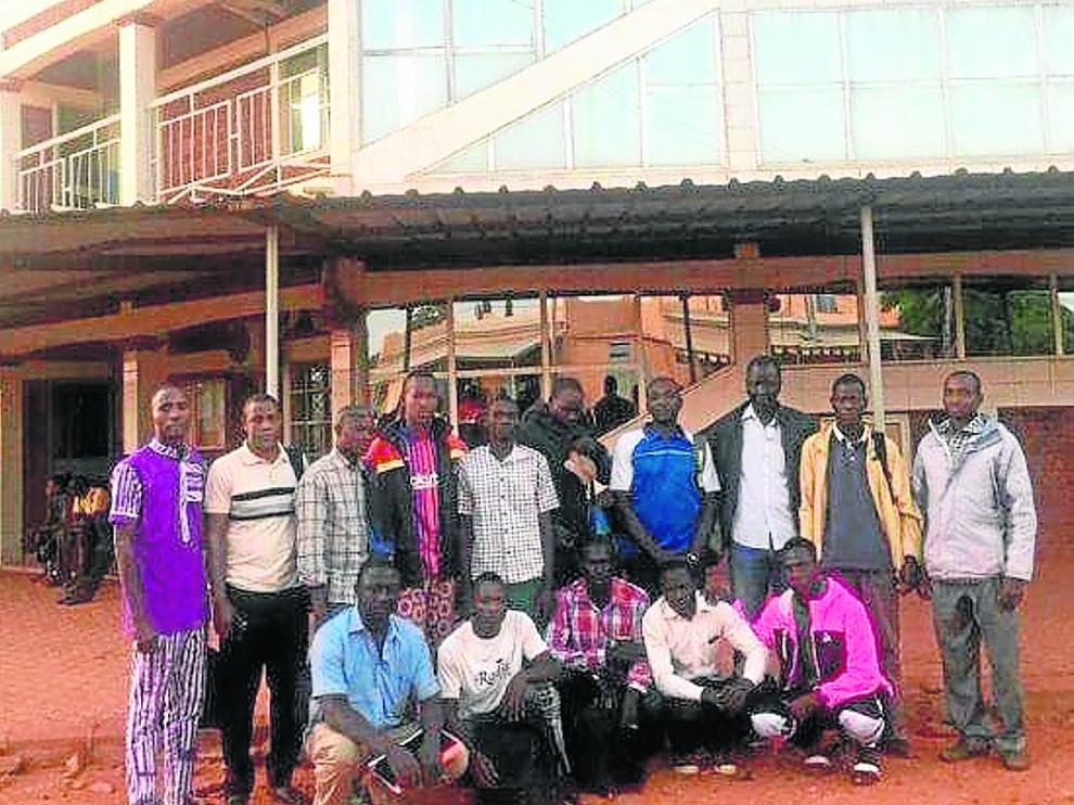 Martín Orna y Alejandro Acero, director y profesor de la Eupla, con Bienvenu Zonoula, coordinador del proyecto en Burkina Faso.