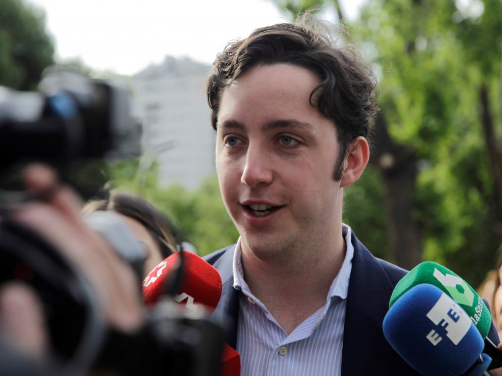 El pequeño Nicolás atiende a los medios a su llegada a la Audiencia Provincial de Madrid.