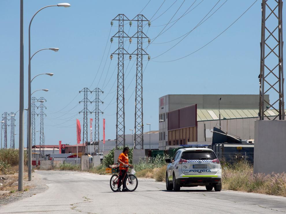 La Policía Local vigila las inmediaciones de la calle Joaquín Vargas, en el polígono Santa Teresa de la capital malagueña, donde el joven fue atacado.