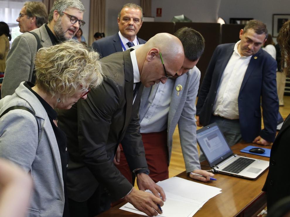 Raul Romeva se acredita como senador.